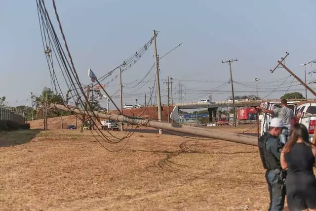 Poste ficou tombado no canteiro da via.